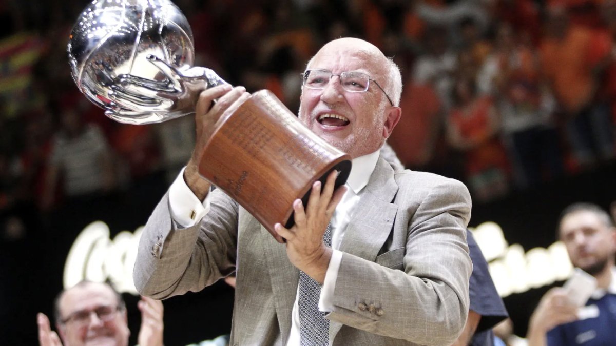 El dueño de Mercadona, Juan Roig, con una copa ganada por el Valencia Basket