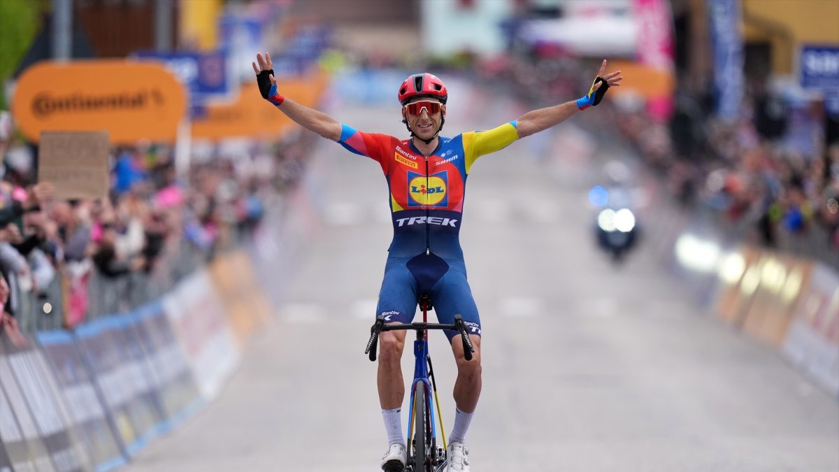El ciclista español Carlos Verona (Lidl-Trek) gana la decimoquinta etapa del Giro de Italia

REMITIDA / HANDOUT por LAPRESSE/GIRO
Fotografía remitida a medios de comunicación exclusivamente para ilustrar la noticia a la que hace referencia la imagen, y citando la procedencia de la imagen en la firma
25/5/2025