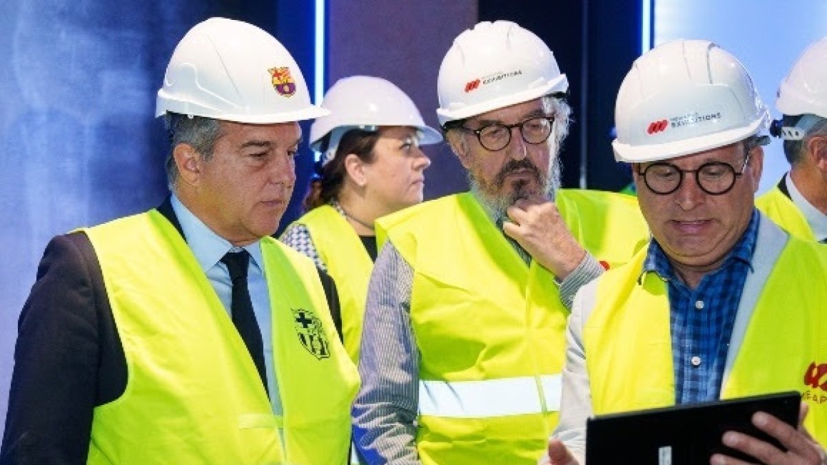 Laporta y Jaume Roures visitan las obras del Museo temporal del Barça en 2023.