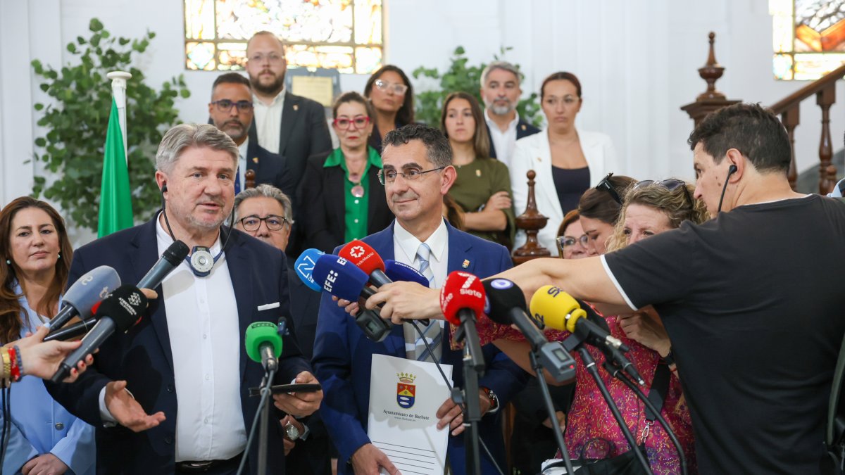 El presidente de la delegación del Parlamento Europeo, Bogdan Rzonca, en el ayuntamiento de barbate, Cádiz.