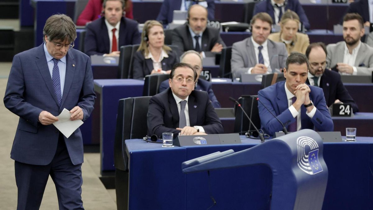 Puigdemont vuelve a doblar el brazo a Sánchez: obligación de atender al cliente en catalán en toda España
