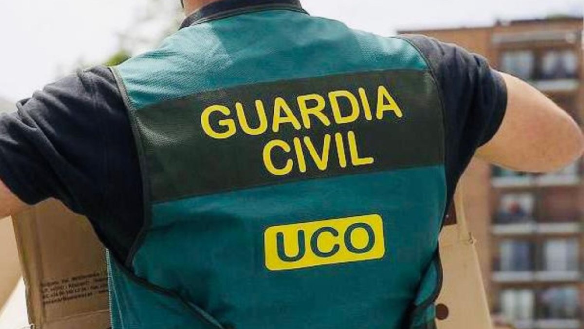 Agente de la UCO de espaldas.