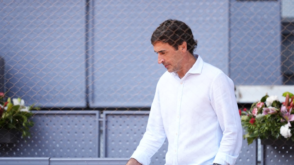 Raul Gonzalez Blanco se marcha del banquillo del Real Madrid Castilla