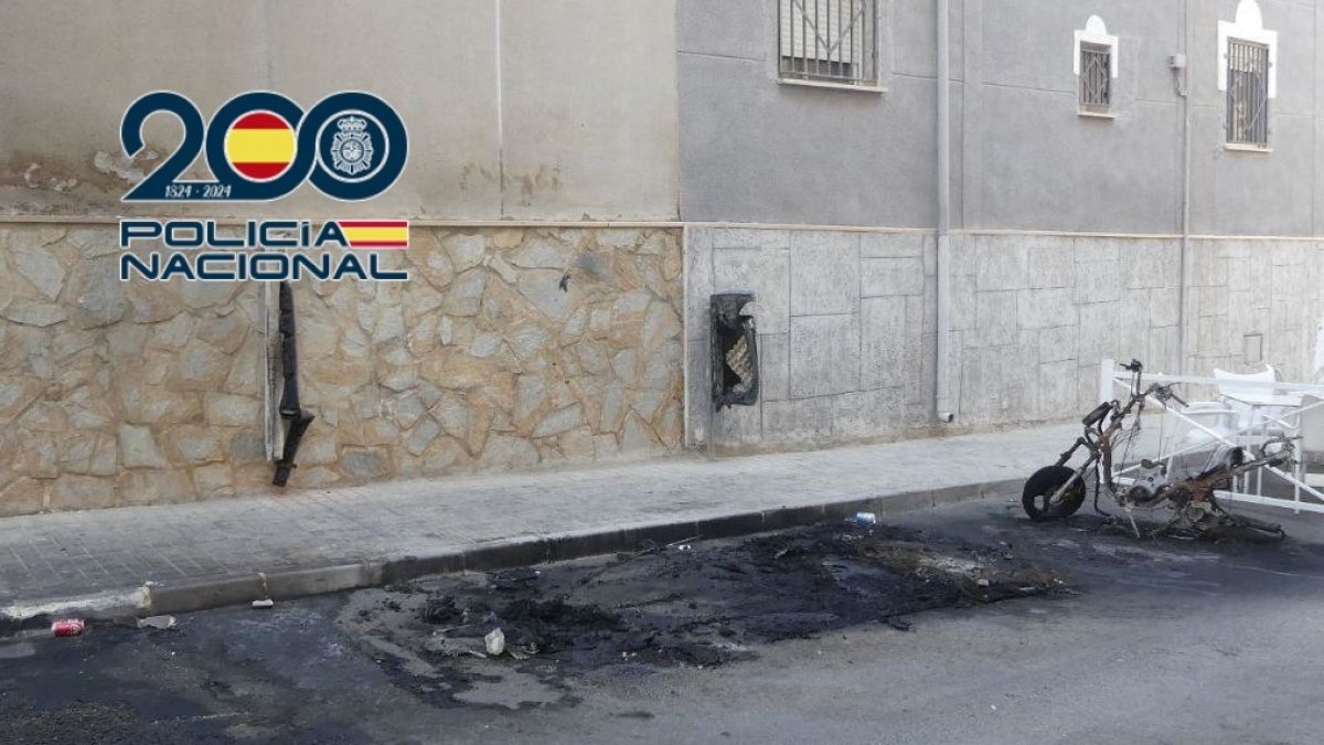 Imagen de los restos del incendio en Elda
Oliver Contreras/CNP / Europa Press
28/5/2025