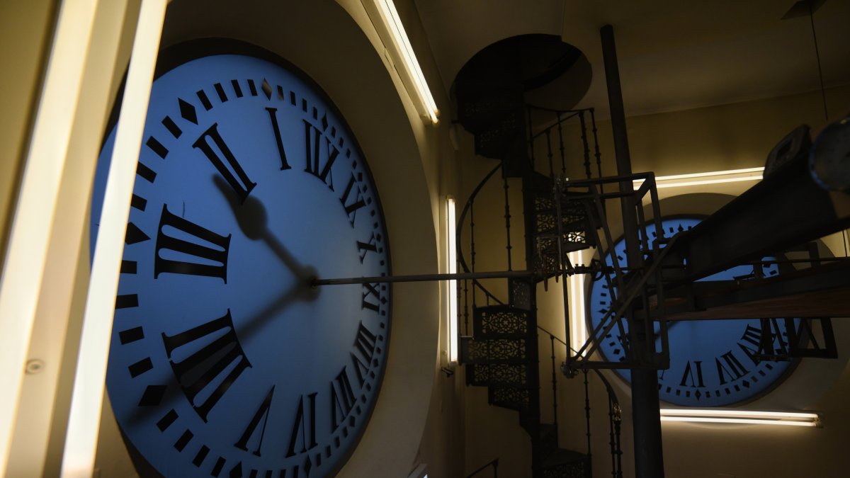 Archivo - El Reloj de la Puerta del Sol durante su puesta a punto, a 20 de diciembre de 2022, en Madrid (España).