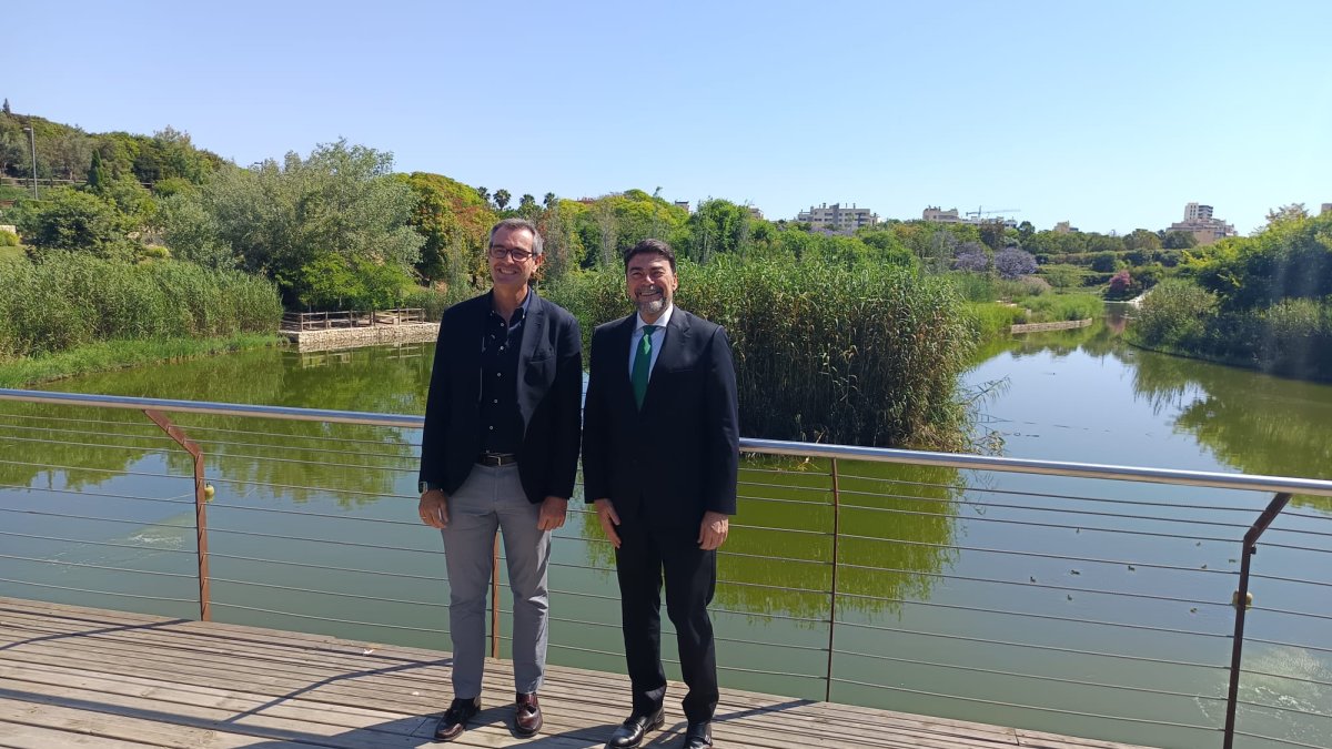 Luis Barcala y Sergio Ramos en el Parque La Marjal
