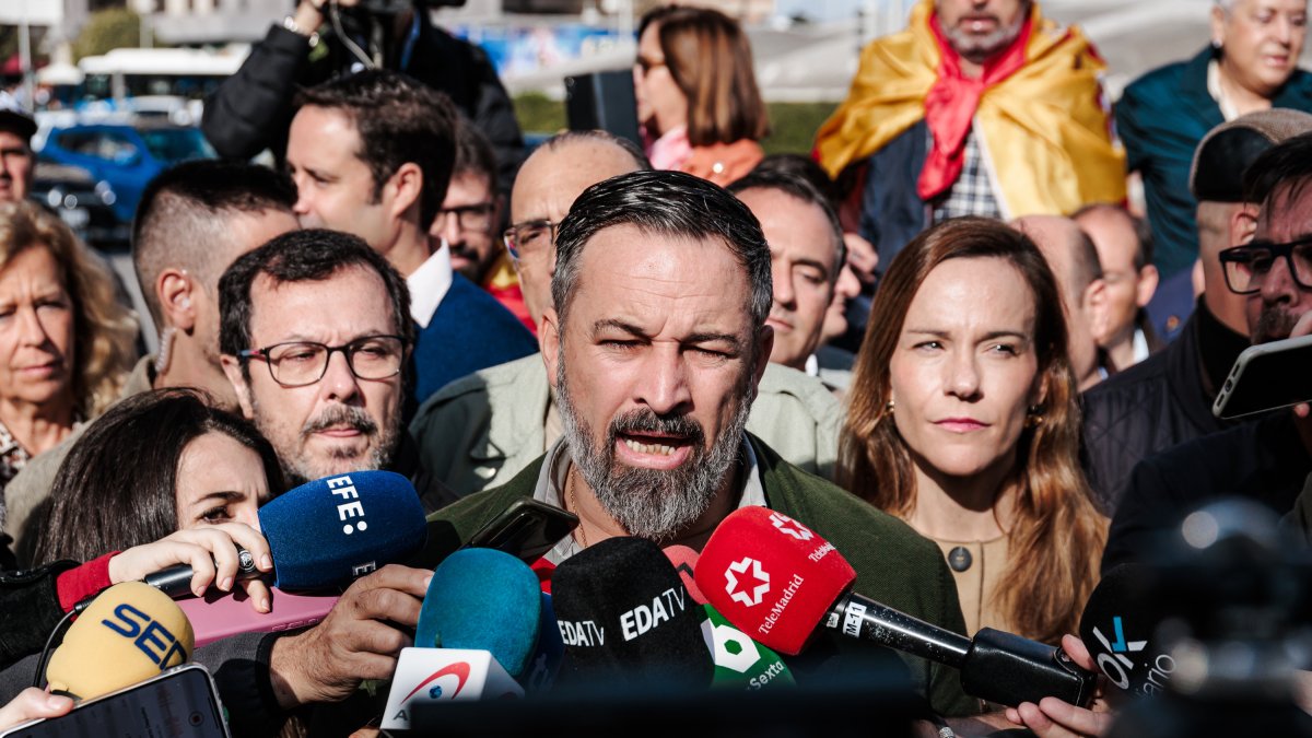 El líder de VOX, Santiago Abascal, atiende a los medios de comunicación durante una concentración para pedir elecciones generales en Madrid.