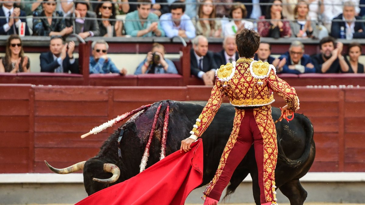 Roca Rey durante la 18ª corrida de la Feria de San Isidro de 2025.