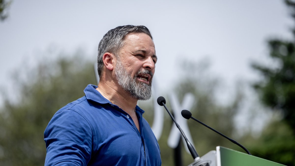 El presidente de Vox, Santiago Abascal, interviene durante una comida con afiliados y simpatizantes de Vox, en El Jardín de la Chalota, a 1 de junio de 2025, en Navalagamella, Madrid (España).