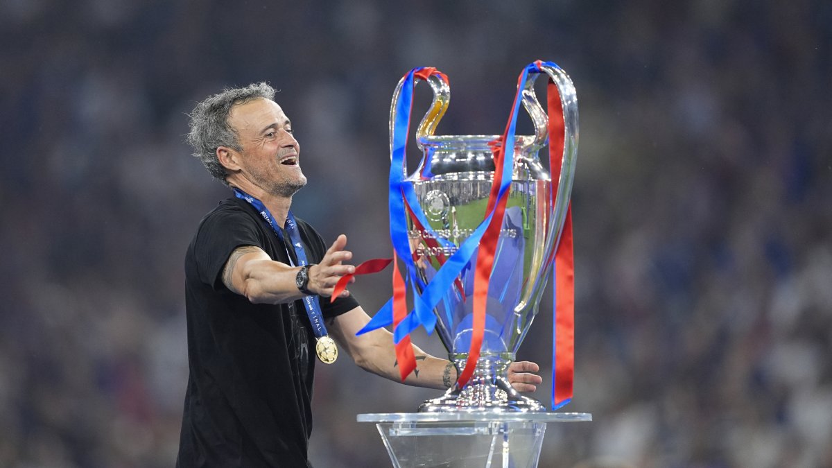 Luis Enrique, con el trofeo de campeón de la Champions League