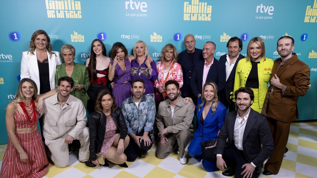 Presentadores y colaboradores de La Familia de la Tele, el pasado abril.