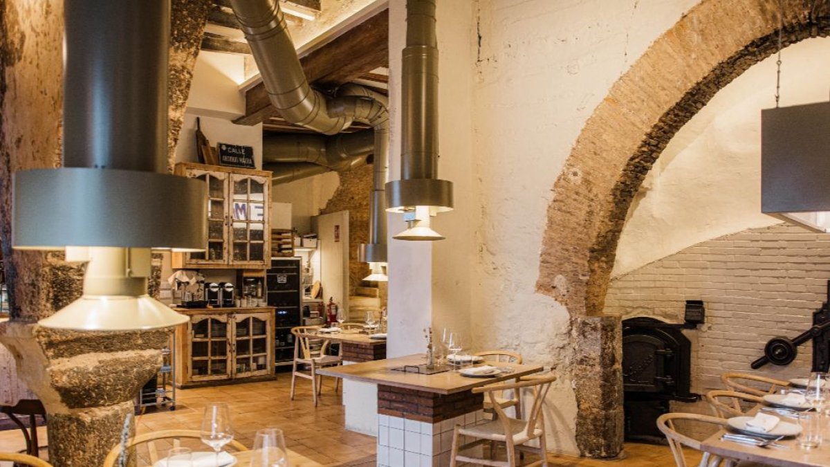 Sala del restaurante, con parrillas situadas sobre cada una de las mesa