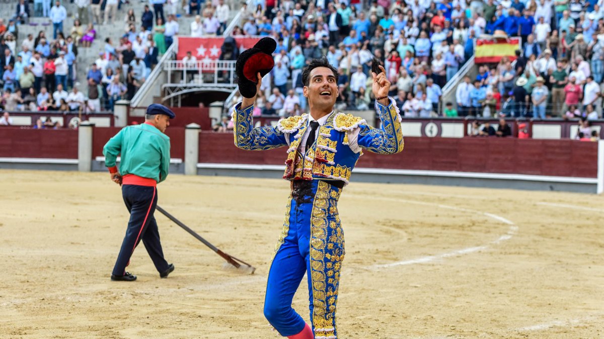 Gómez del Pilar, con el trofeo logrado en Las Ventas.