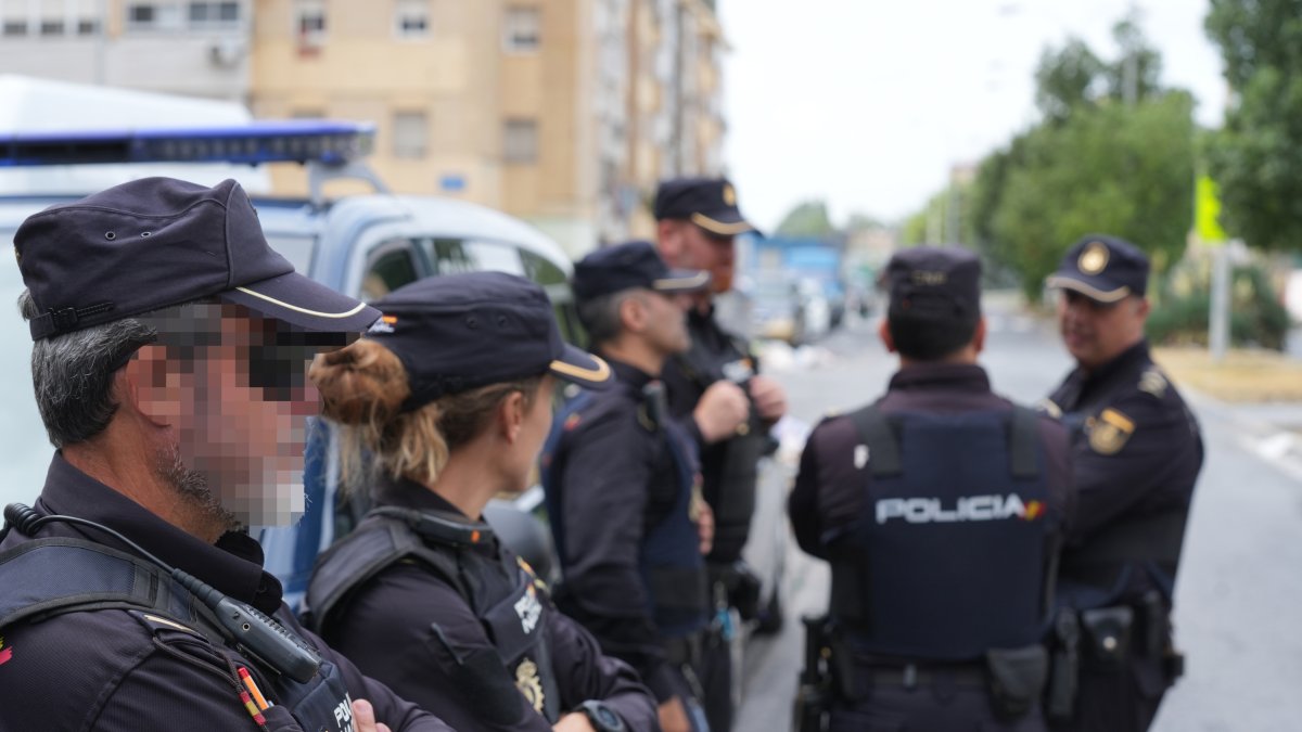 Efectivos de la Policía Nacional desplegados en el Polígono Sur.