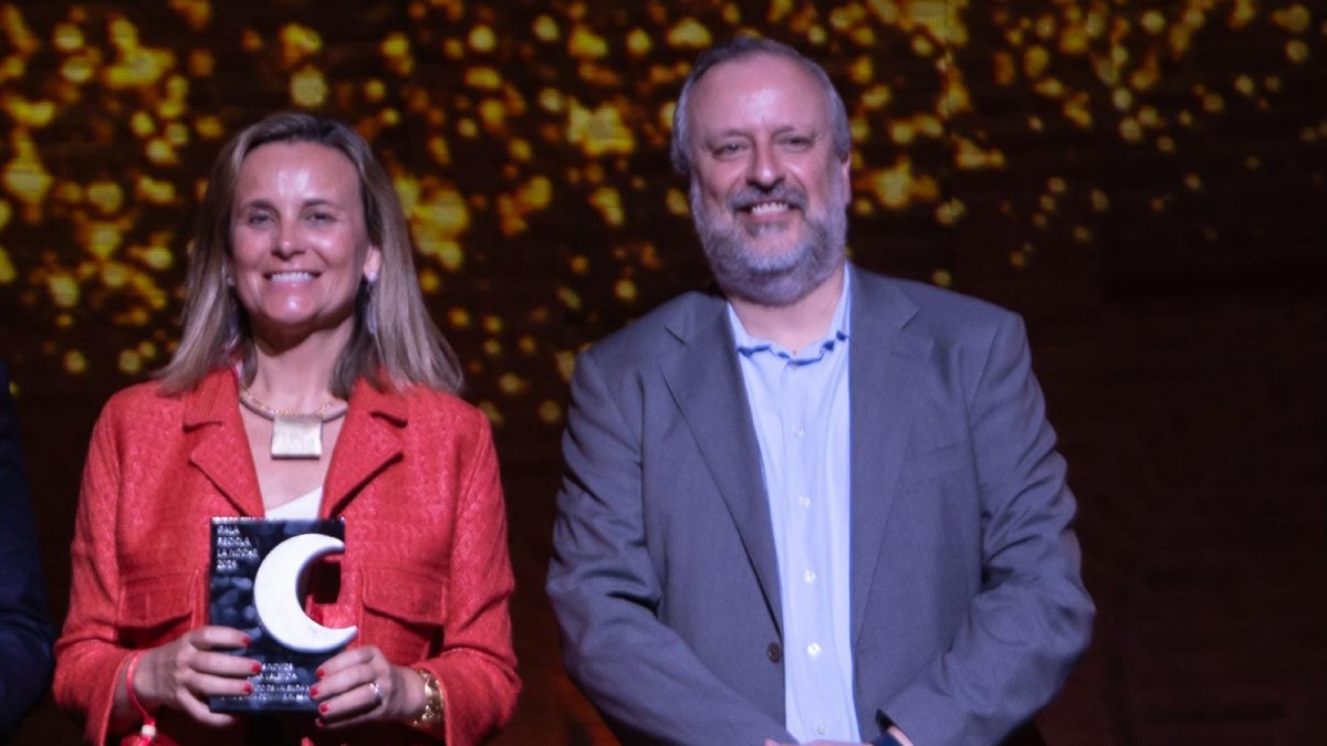 Miembros del ayuntamiento recibiendo el galardón