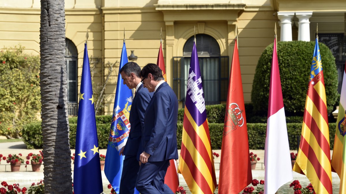 El presidente del Gobierno, Pedro Sánchez, y el presidente de la Generalitat de Catalunya, Salvador Illa.