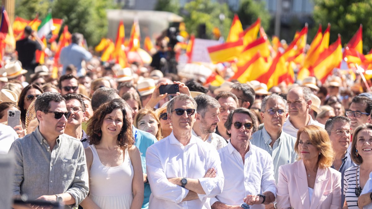 Moreno, Ayuso. Feijóo, los Aznar, Gamarra... Todo el PP estuvo en Plaza de España