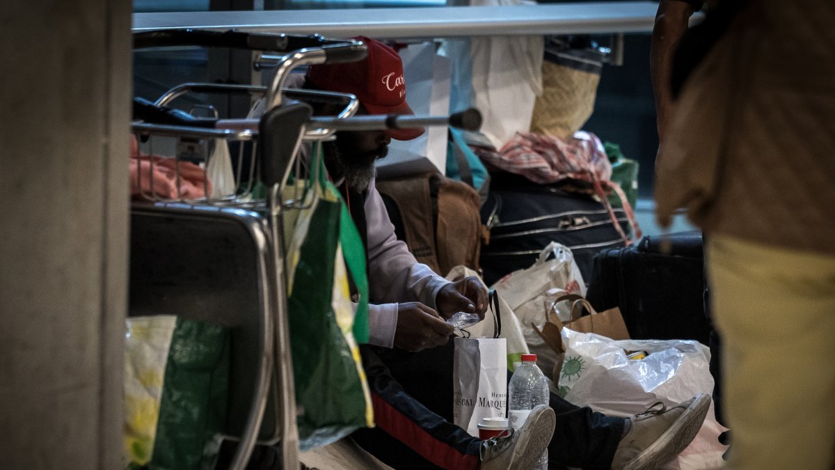 Varias personas en un acceso en la Terminal 4 del Aeropuerto Adolfo Suárez Madrid-Barajas, a 21 de mayo de 2025