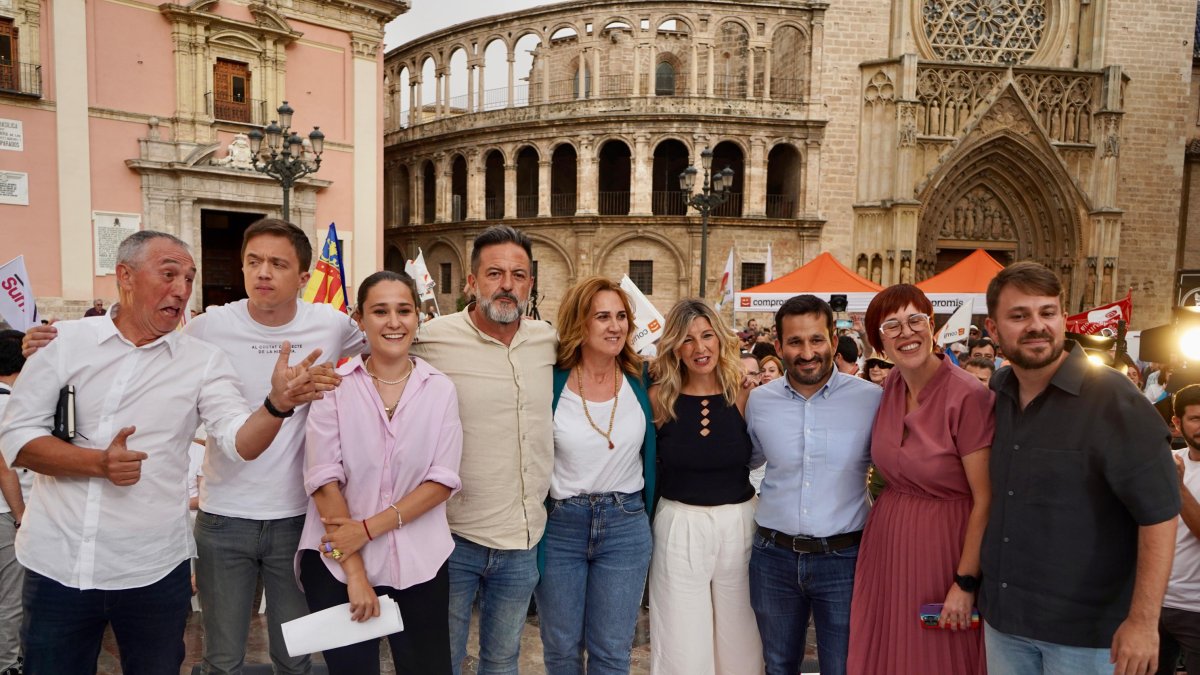 Varios dirigentes de Sumar y Compromís, durante un acto público de cierre de campaña de Sumar, en la Plaza de la Virgen, a 7 de junio de 2024