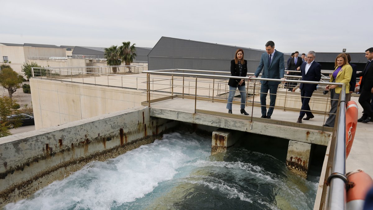 Pedro Sánchez, presidente del Gobierno, en la desaladora de Torrevieja