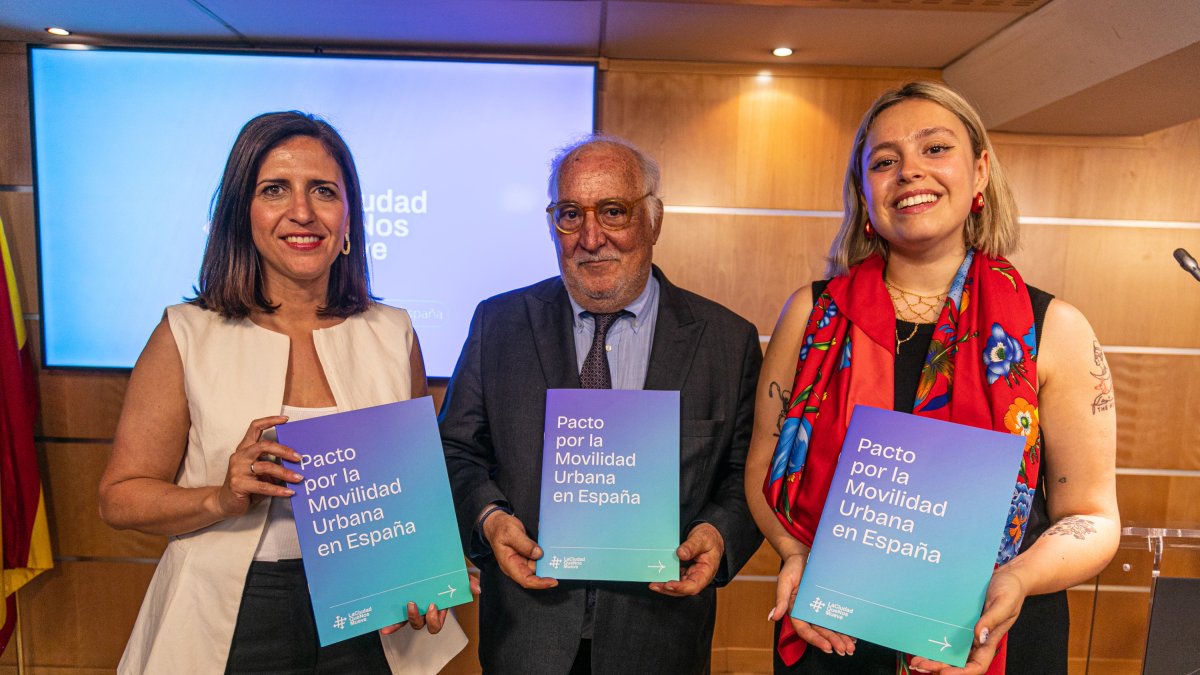 Entidades económicas y sociales firman el primer pacto por la movilidad urbana en España.