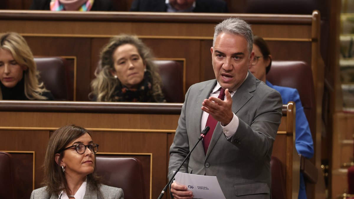 El diputado del PP, Elías Bendodo, interviene durante un pleno en el Congreso de los Diputado.