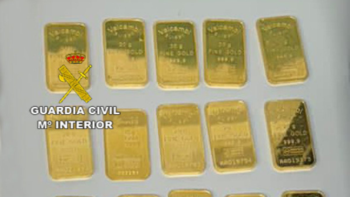 (Foto de ARCHIVO)
Lingotes de oro recuperados por la Guardia Civil en Ibiza.
REMITIDA / HANDOUT por GUARDIA CIVIL
14/5/2024