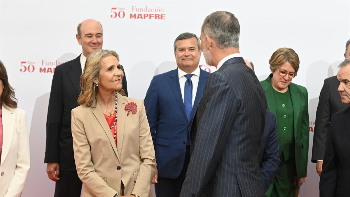 La Infanta Elena y el Rey Felipe durante la celebración del 50º aniversario de Fundación Mapfre,
