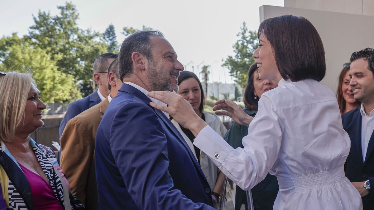 Diana Morant se besa con José Luis Ábalos al registrar su candidatura al Congreso