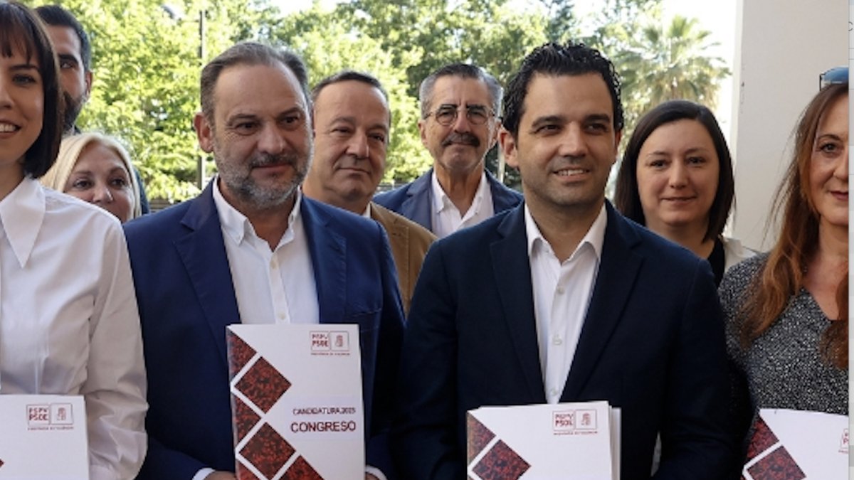 Juan Antonio Sagredo y José Luis Ábalos con Pilar Calabuig asomando por detrás