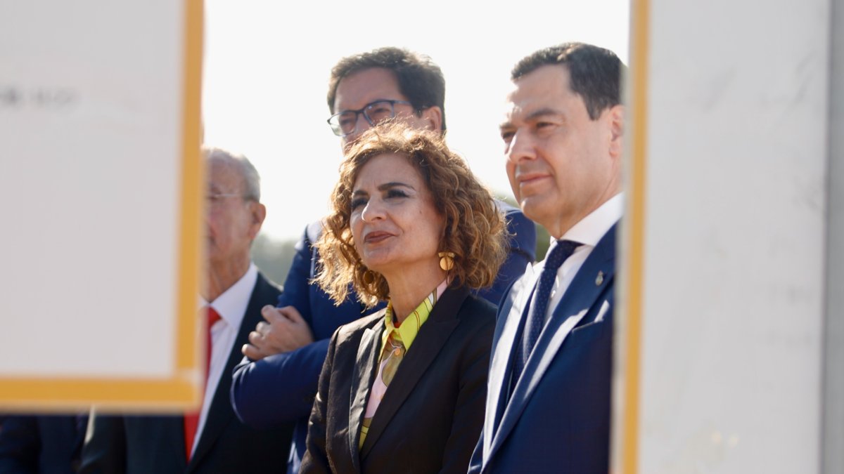 El presidente del PP-A y de la Junta, Juanma Moreno, y la líder del PSOE-A y vicepresidenta, María Jesús Montero
