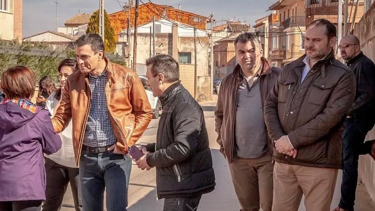 Pedro Sánchez, José Luis Ábalos, Santos Cerdán y Koldo (al fondo)-