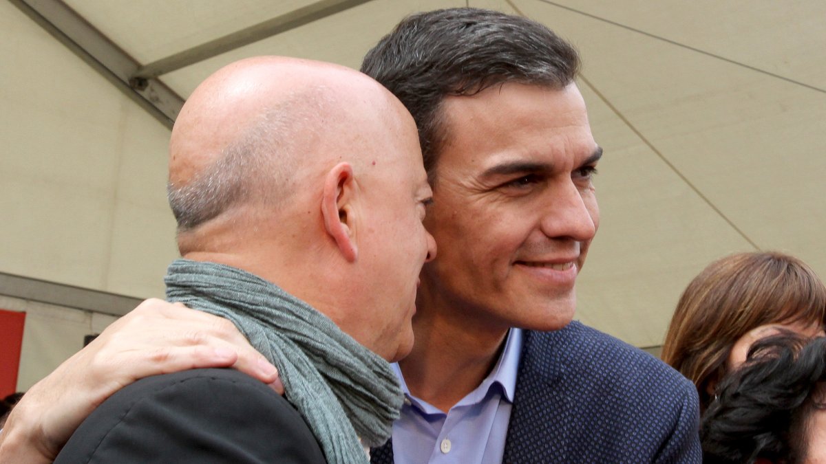 Pedro Sánchez habla con Odón Elorza en un mitin del PSOE en San Sebastián.
