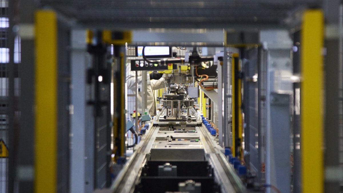 Archivo - Detalle de un túnel de montaje de Renault.
