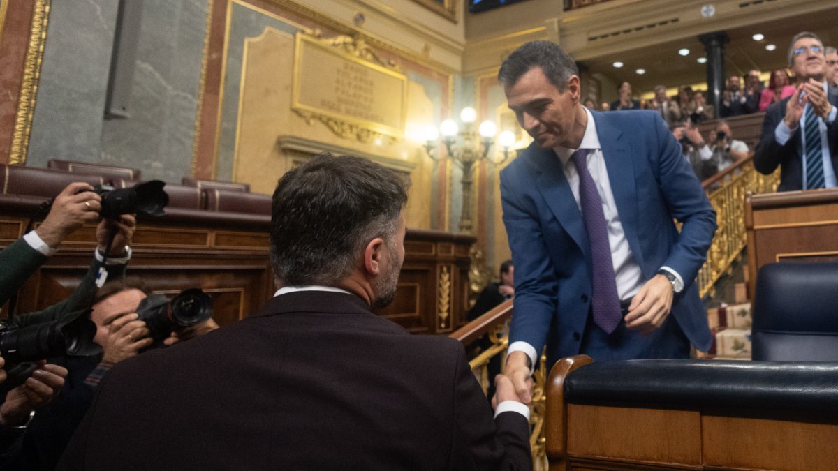El portavoz de ERC en el Congreso, Gabriel Rufián, saluda al recién nombrado presidente del Gobierno, Pedro Sánchez.