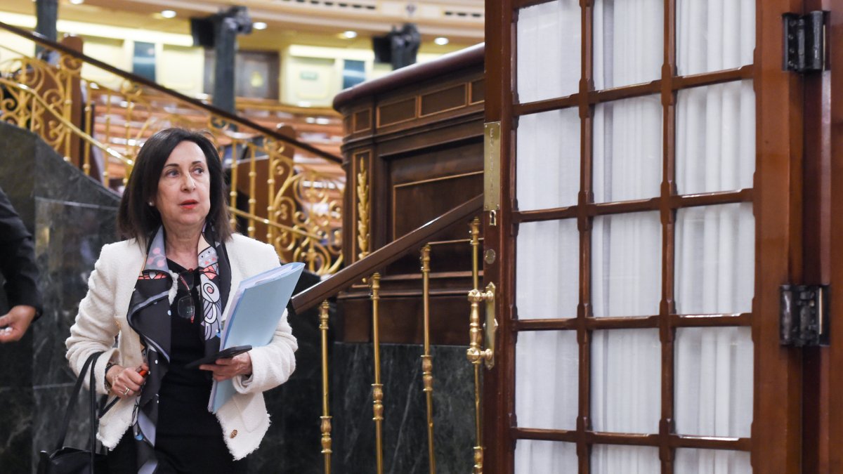 La ministra de Defensa, Margarita Robles, a su salida de una sesión plenaria, en el Congreso de los Diputados.