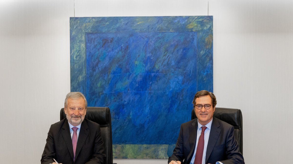 El presidente de CaixaBank, Tomás Muniesa, y el presidente de CEOE, Antonio Garamendi, durante la firma del acuerdo.
REMITIDA / HANDOUT por CEOE Y CAIXABANK
19/6/2025