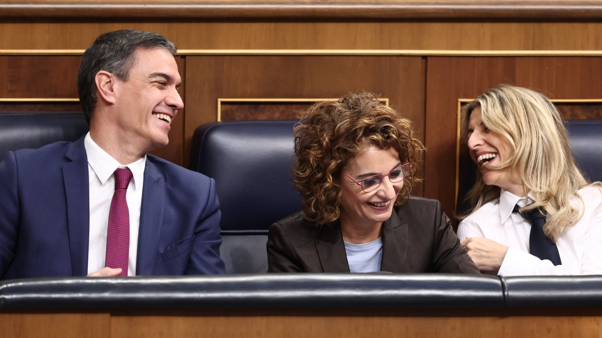 Pedro Sánchez, María Jesús Montero y Yolanda Díaz ríen durante una sesión en el Congreso de los Diputados.