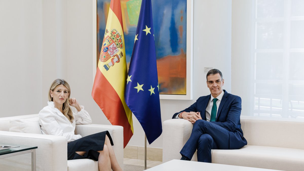 El presidente Pedro Sánchez, y la vicepresidenta segunda y ministra de Trabajo y Economía Social, Yolanda Díaz, durante una reunión, en el Palacio de la Moncloa.
