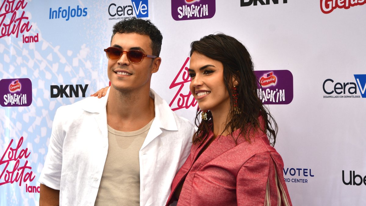 Kiko Jiménez y Sofía Suescun posan en el photocall del opening party del Lola Lolita/ Europa Press