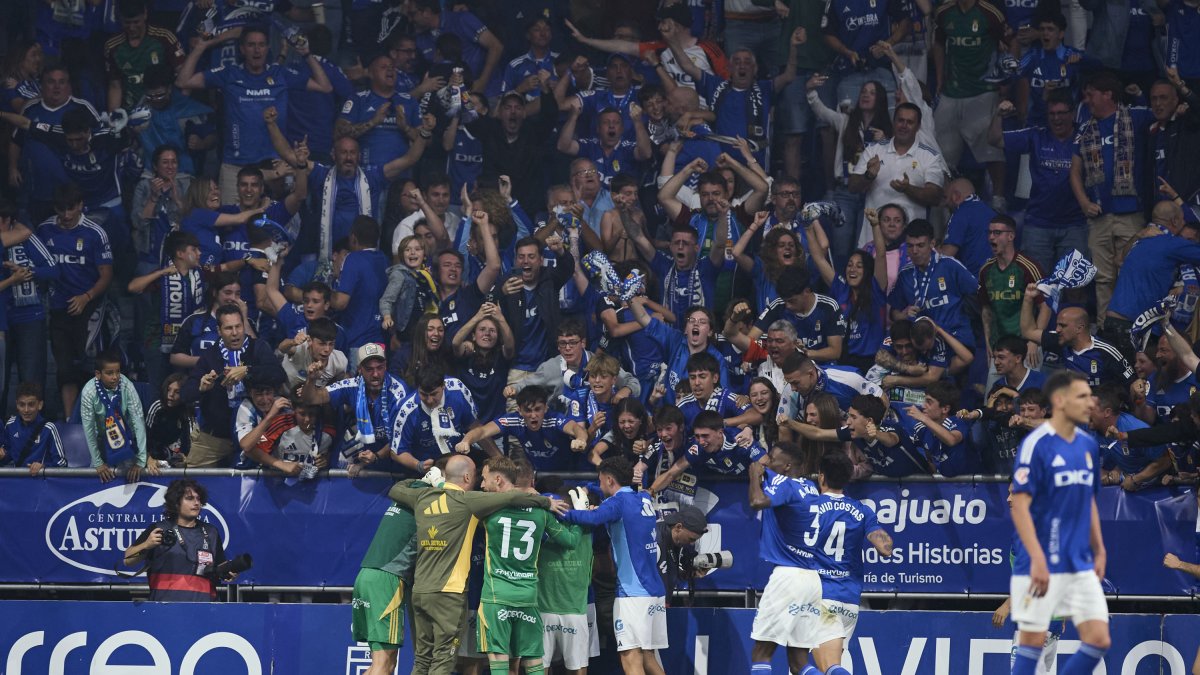 Los jugadores del Oviedo celebran un gol ante el Mirandés.