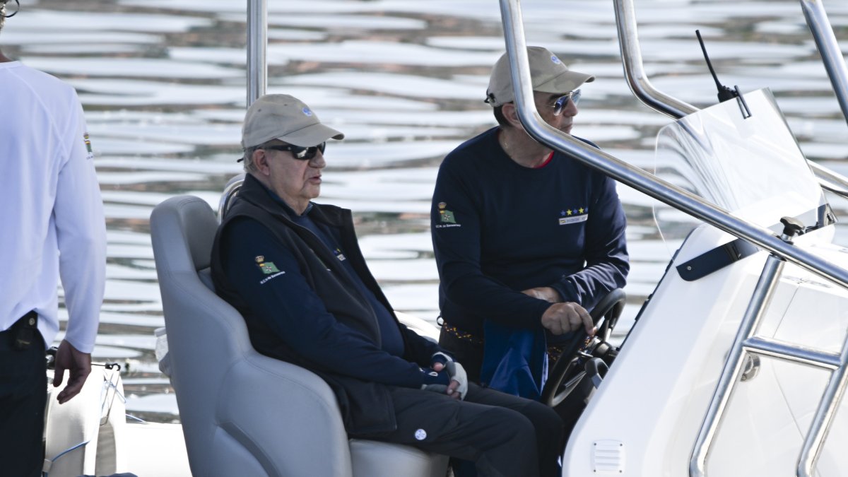 Esta vez el Rey Juan Carlos necesitó más ayuda que nunca para subir al barco.
