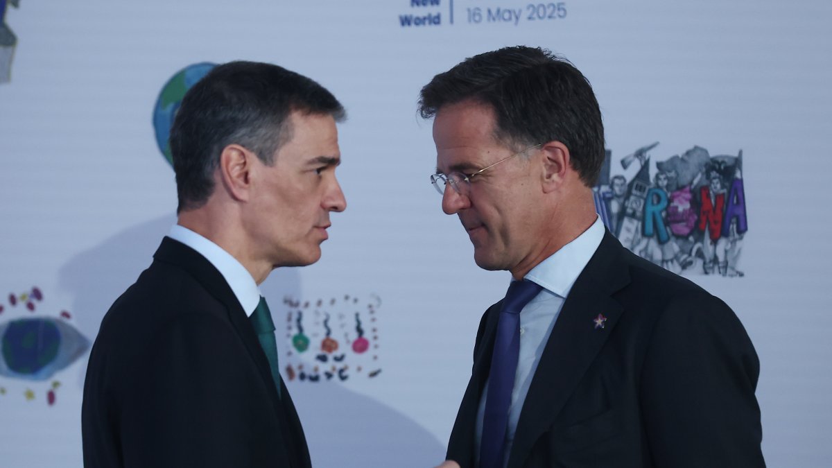 El presidente del Gobierno, Pedro Sánchez, conversa con el secretario general de la OTAN, Mark Rutte, durante una cumbre en Albania.
