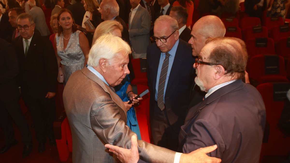 El expresidente del gobierno Felipe González, con el expresidente de la Junta, José Rodríguez de la Borbolla.