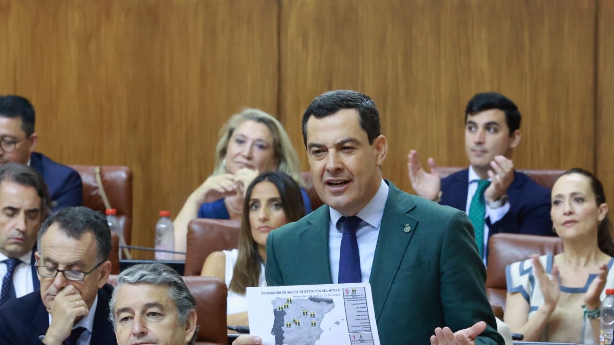 El presidente de la Junta de Andalucía, Juanma Moreno, en el Parlamento.