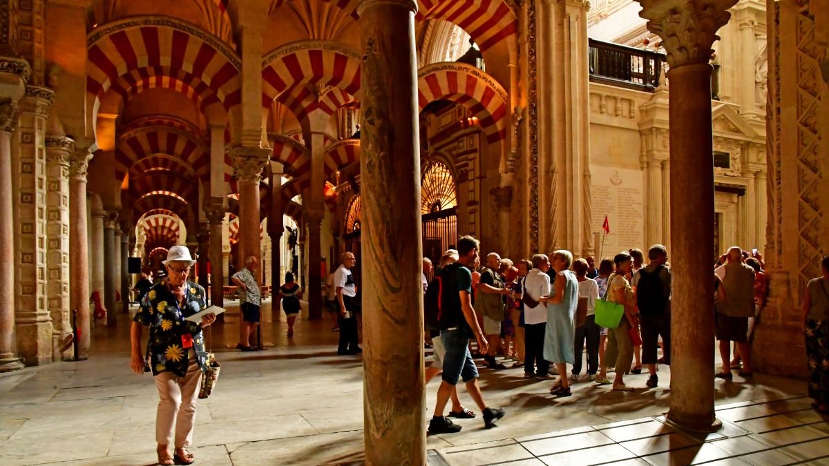 Turistas en la Mezquita de Córdoba| Foto de 123rf/pasckshot.