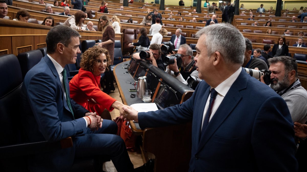 Pedro Sánchez y María Jesús Montero saludan a Santos Cerdán en el Congreso de los Diputados.