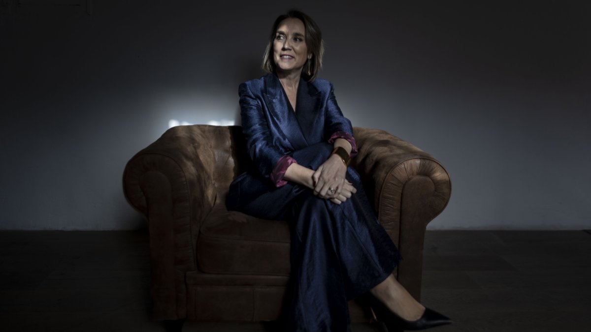 La secretaria general del PP, Cuca Gamarra, posa para Europa Press en la sede del PP antes de una entrevista.
