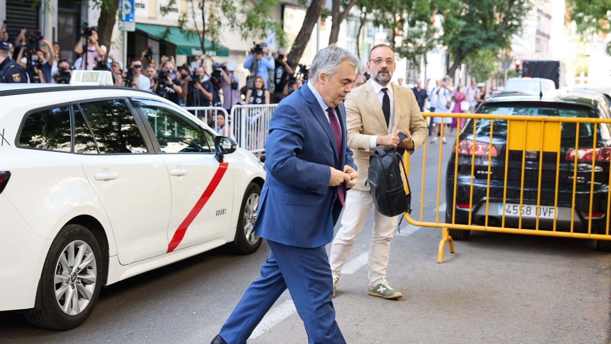 Santos Cerdán, este lunes, a su entrada al Tribunal Supremo.
