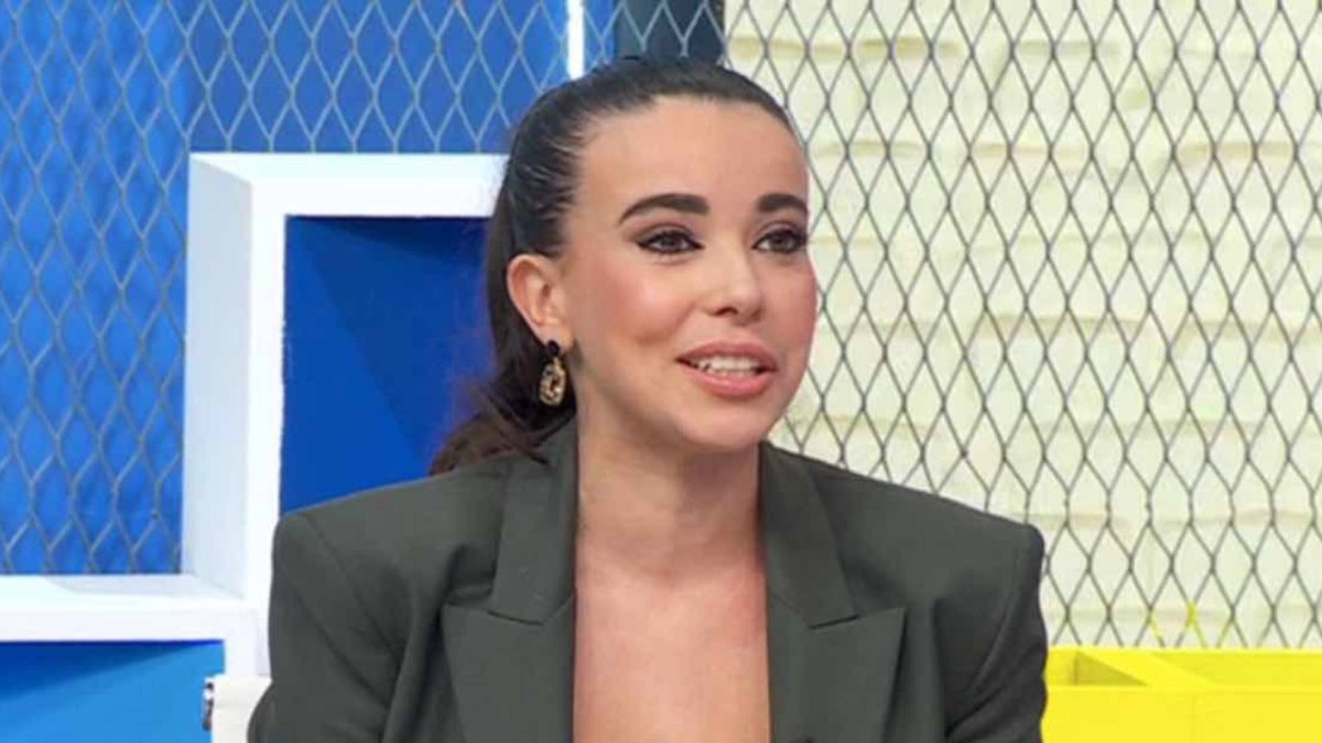 Sarah Santaolalla se defiende como "prensa imparcial" tras insultar a los votantes de PP y Vox y se lo dejan claro: "no eres periodista y haces campaña del PSOE"
